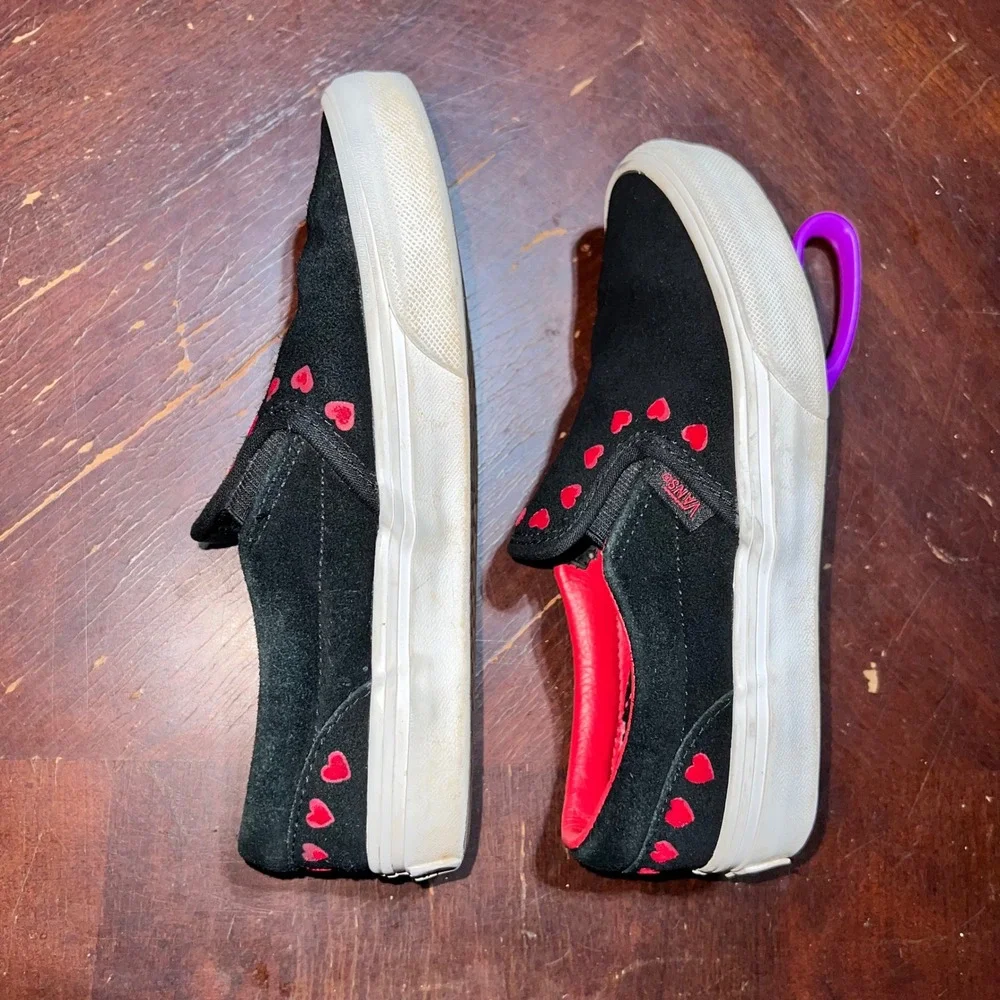Vans Kids Classic Slip-On Black Suede Red Embroidered Hearts Sneakers Size 2.5Y